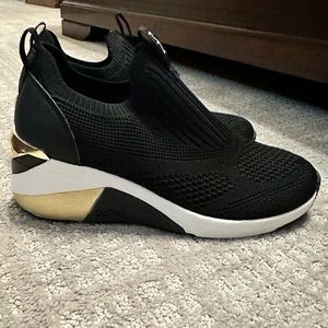 Women’s Sketchers sneaker size 8 never worn